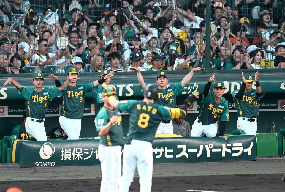 　２１日の広島戦、佐藤輝（８）の勝ち越し打に沸く阪神ナイン