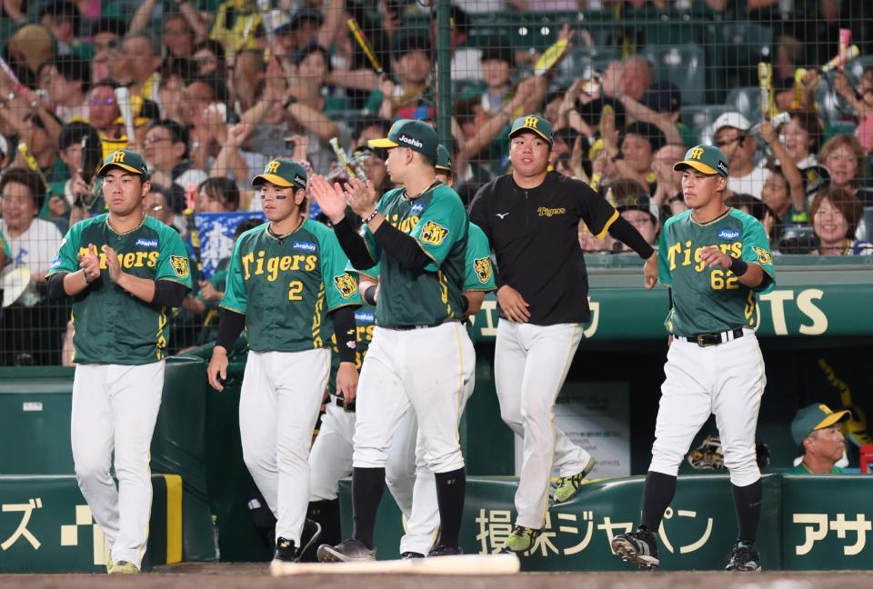 　勝利が決まってベンチを飛び出す村上（右から２人目）ら阪神ナイン（撮影・立川洋一郎）