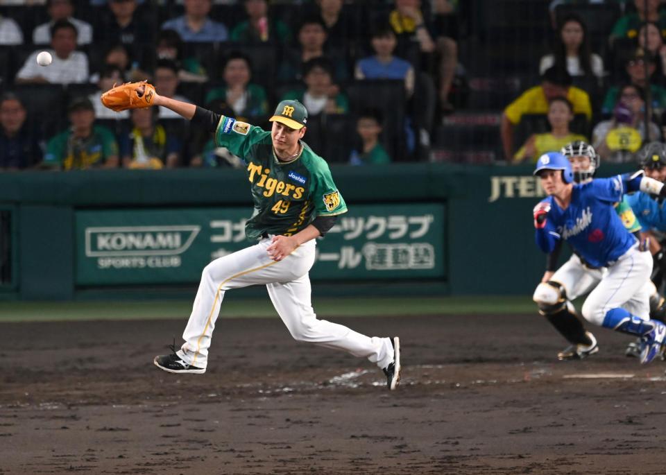 　５回、加藤匠の打球に飛びつく大竹（撮影・飯室逸平）