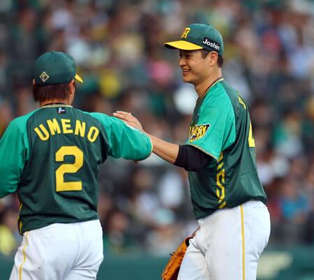 　２回、無失点に抑え笑顔でベンチに戻る大竹（右）＝撮影・山口登