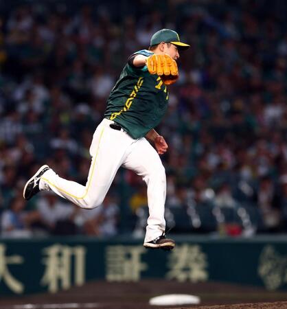 　５回、加藤匠の打球に飛びつく大竹（撮影・山口登）