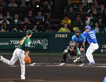 　６回、細川にスローボールを投げ込む大竹（撮影・飯室逸平）