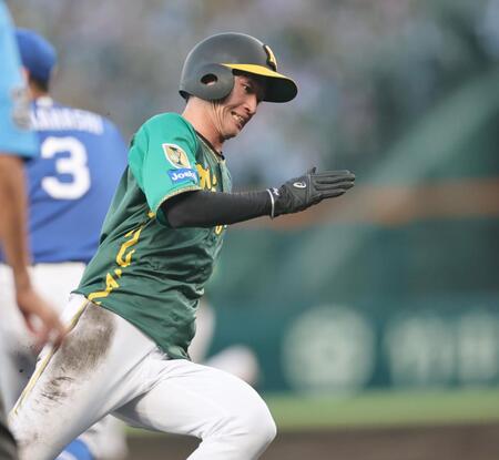 　３回、森下の適時打で本塁へ走る近本（撮影・田中太一）