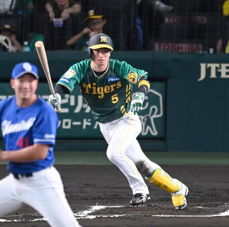 　６回、中前打を放つ近本（撮影・飯室逸平）