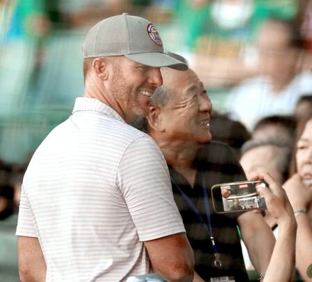 　観戦するマートン氏は笑顔を見せる（撮影・田中太一）