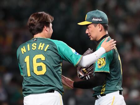 　９回、同点に追いつかれてベンチへ引き揚げる岩崎。左は西勇（撮影・立川洋一郎）