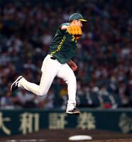 　５回、加藤匠の打球に飛びつく大竹（撮影・山口登）