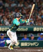 　６回阪、中前打を放つ近本（撮影・山口登）