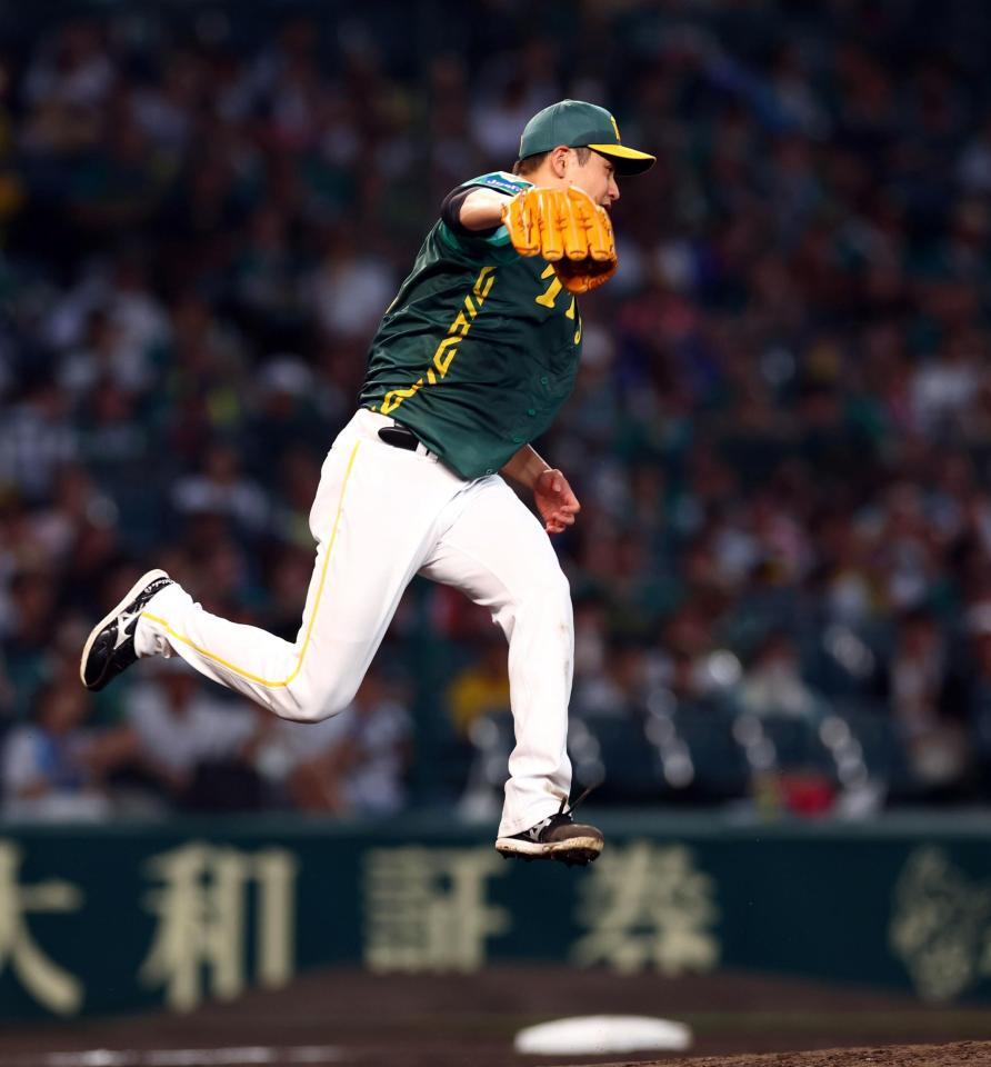 　５回、加藤匠の打球に飛びつく大竹（撮影・山口登）