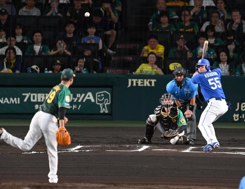 　６回、細川にスローボールを投げ込む大竹（撮影・飯室逸平）