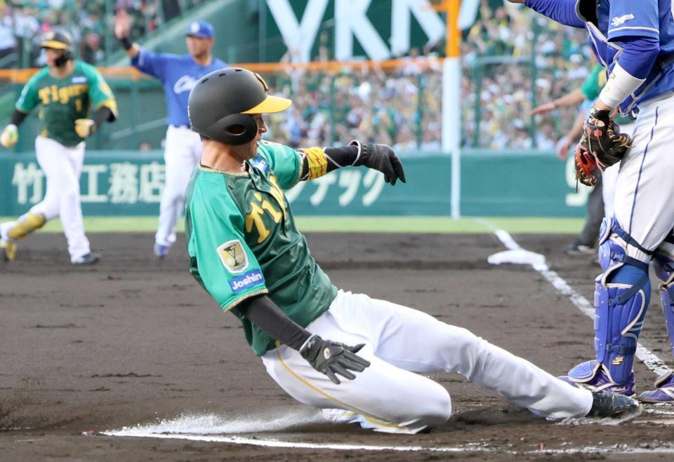 　１回、森下の適時打で生還する近本（撮影・田中太一）