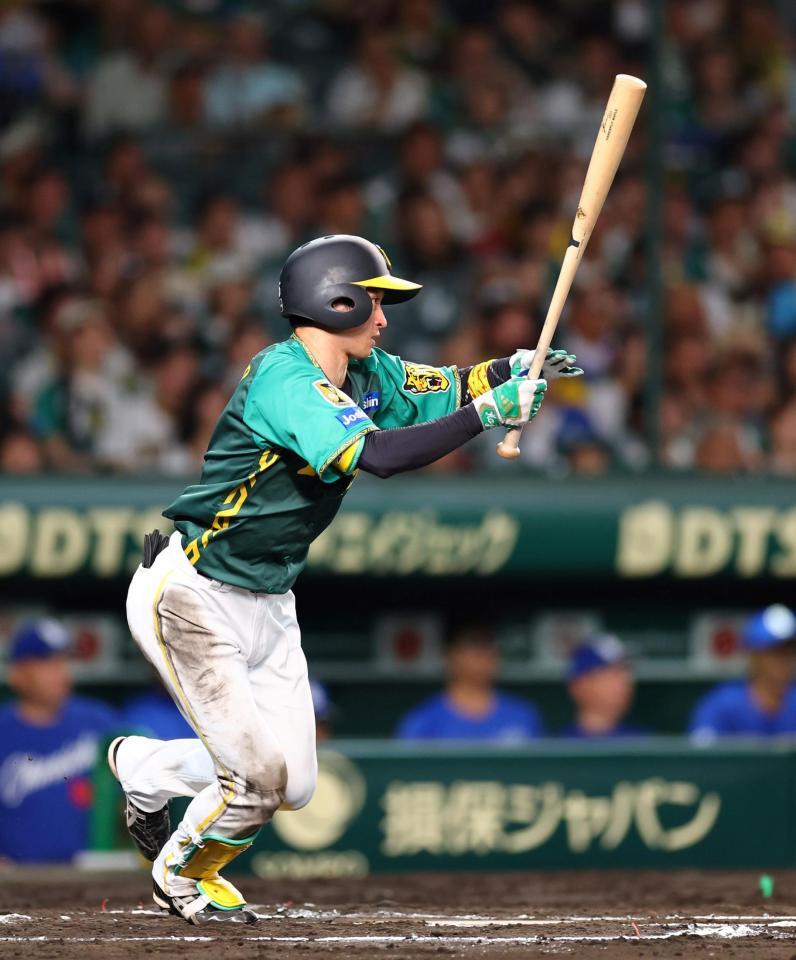 　６回阪、中前打を放つ近本（撮影・山口登）