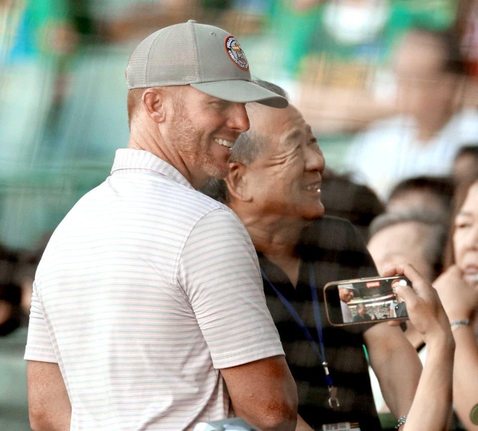 　観戦するマートン氏は笑顔を見せる（撮影・田中太一）