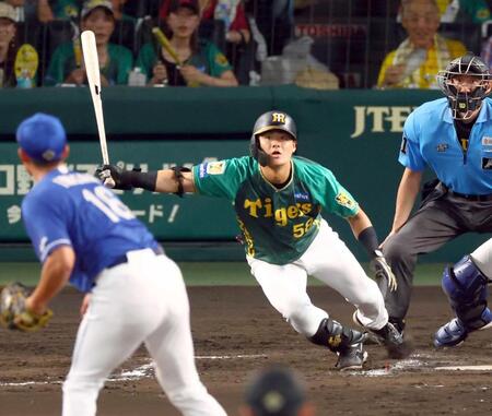 　６回、代打で勝ち越し適時打を放つ前川（撮影・山口登）