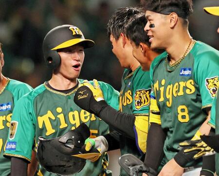 　森下（中央）と喜び合う近本（左）＝撮影・立川洋一郎