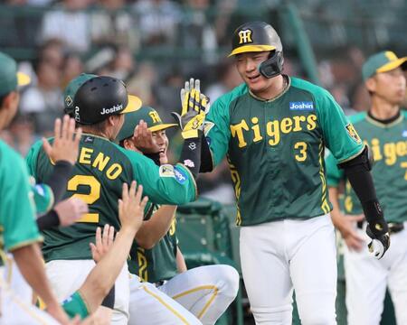 　２回、同点ソロを放ちナインに迎えられる大山（撮影・立川洋一郎）