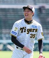 　明るい表情で練習する才木（撮影・立川洋一郎）