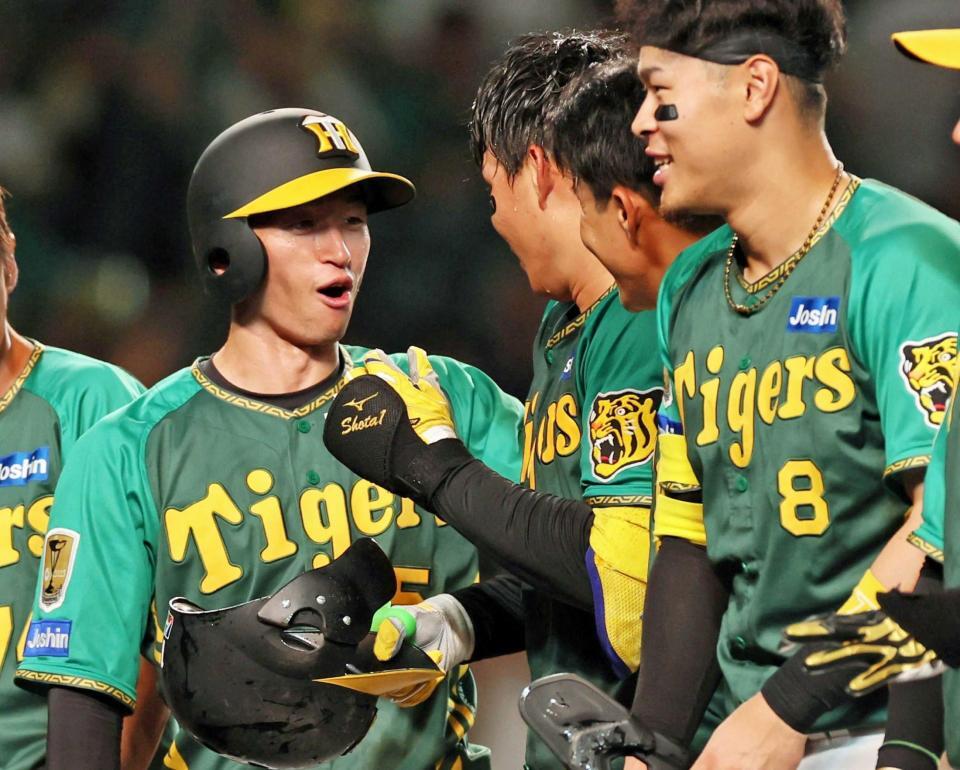 　森下（中央）と喜び合う近本（左）＝撮影・立川洋一郎