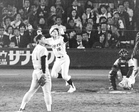 　１９８５年４月１８日　８回、角から本塁打を放つ岡田監督