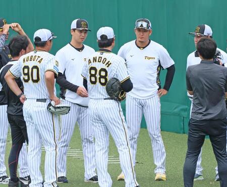 　１軍に合流した岩貞（中央右）と漆原（同左）＝撮影・立川洋一郎