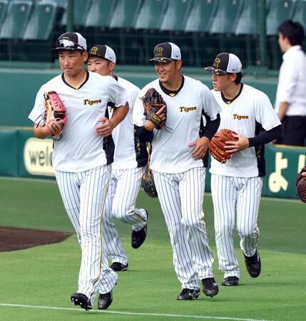 　内野でノックを受け終え、外野に戻る岩貞（中央）＝撮影・山口登