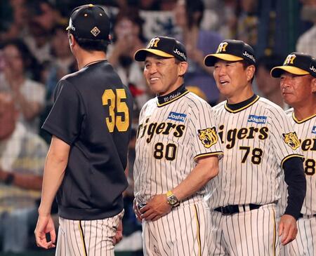 　笑顔で才木に話しかける岡田監督（撮影・田中太一）