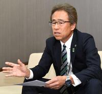 　真剣な表情で取材に応じる阪神・粟井一夫社長＝甲子園（撮影・中田匡峻）