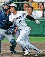 　１９９０年４月２９日　本塁打を放つ岡田彰布