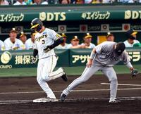 　２回、併殺に倒れる大山（野手・大城卓）＝撮影・山口登