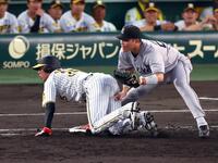 　３回、才木は近本の遊直で帰塁できずダブルプレーとなる（野手・大城卓）＝撮影・山口登
