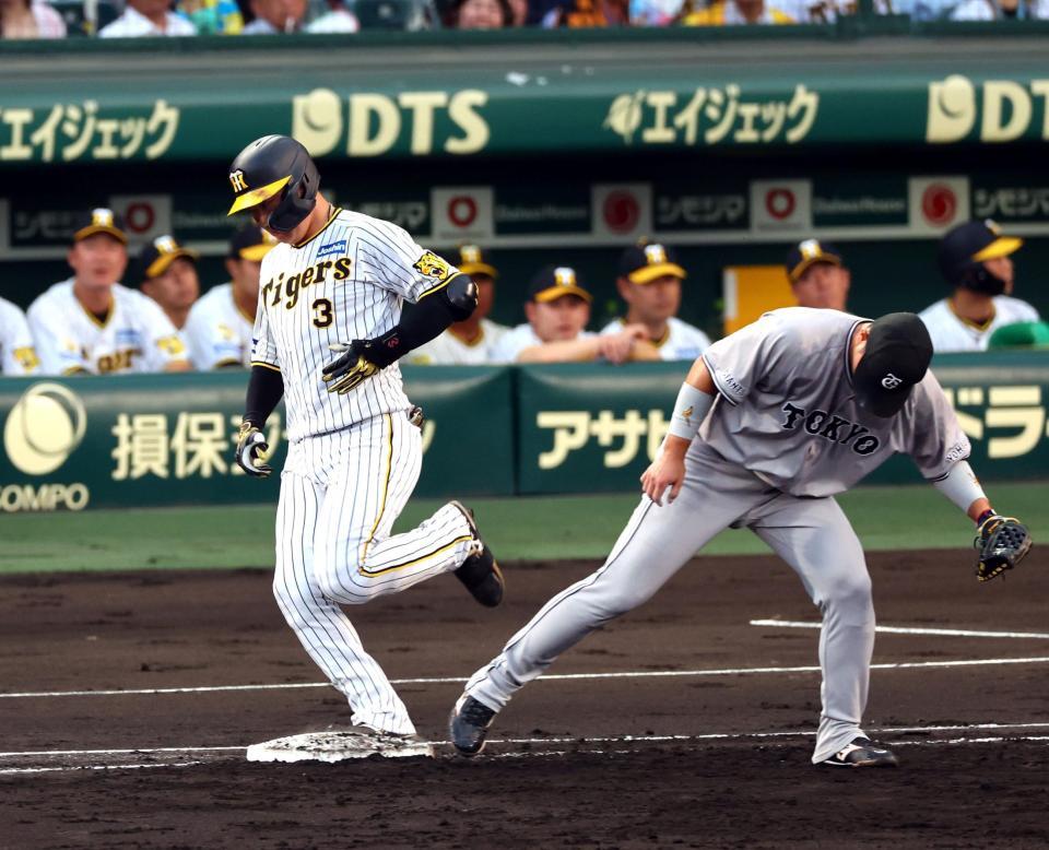 　２回、併殺に倒れる大山（野手・大城卓）＝撮影・山口登