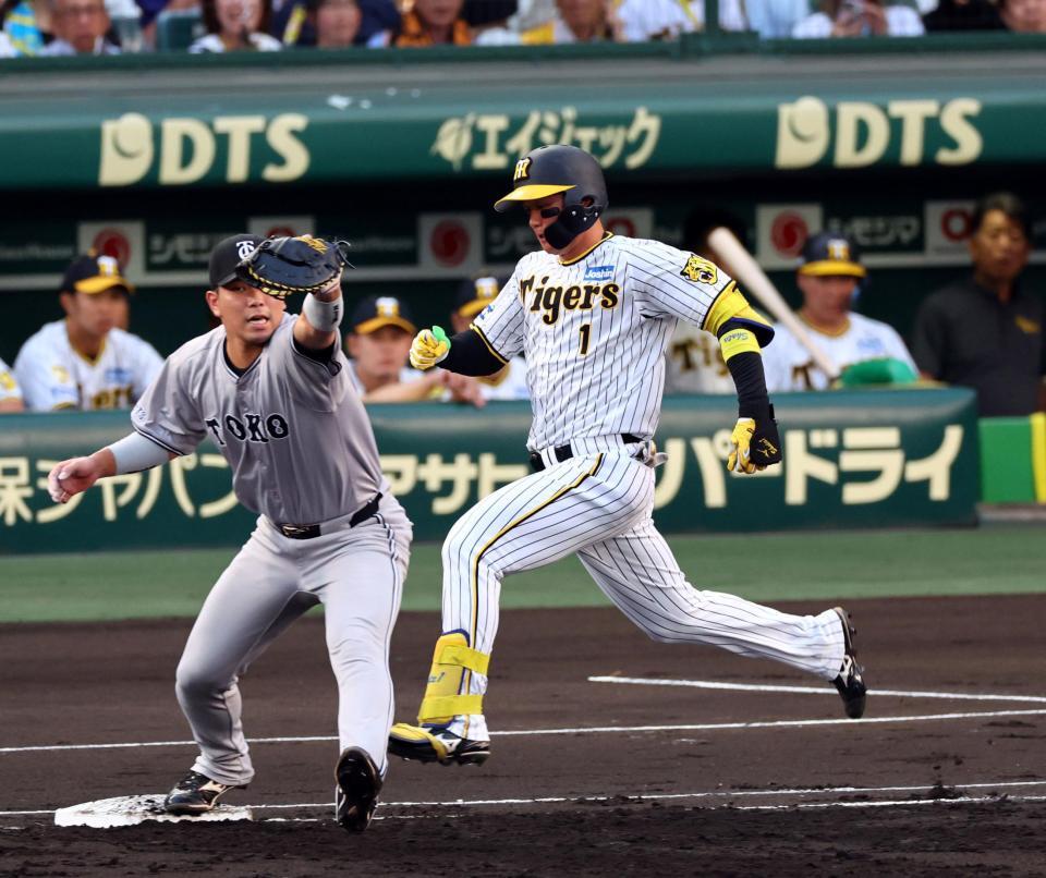 　１回、併殺に倒れる森下（野手・大城卓）＝撮影・山口登