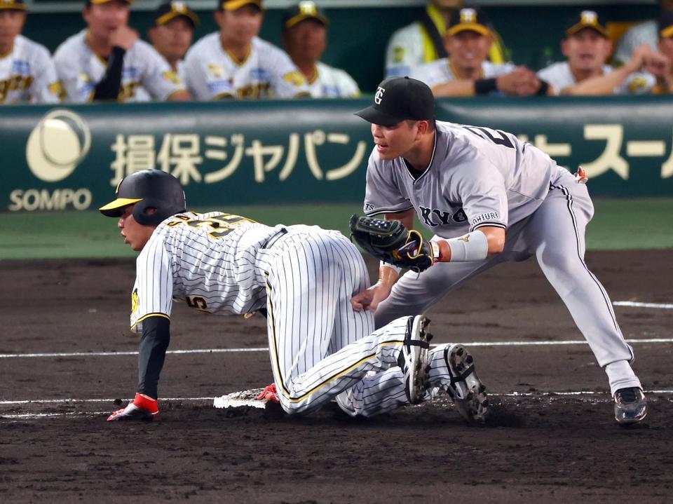 　３回、才木は近本の遊直で帰塁できずダブルプレーとなる（野手・大城卓）＝撮影・山口登
