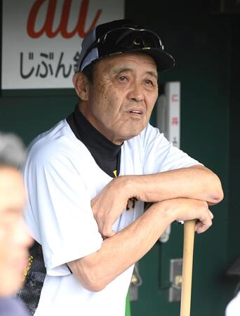 　練習を見守る岡田監督（撮影・石井剣太郎）