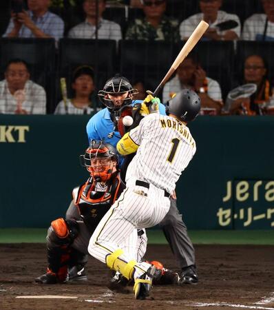 【写真】阪神・森下　あわや顔面死球　甲子園のスタンドから怒号　巨人・平内をにらみつける