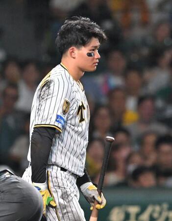 　７回、険しい顔で平内を見る森下（撮影・石井剣太郎）