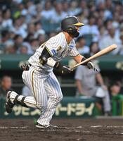 　２回、安打を放つ前川（撮影・石井剣太郎）