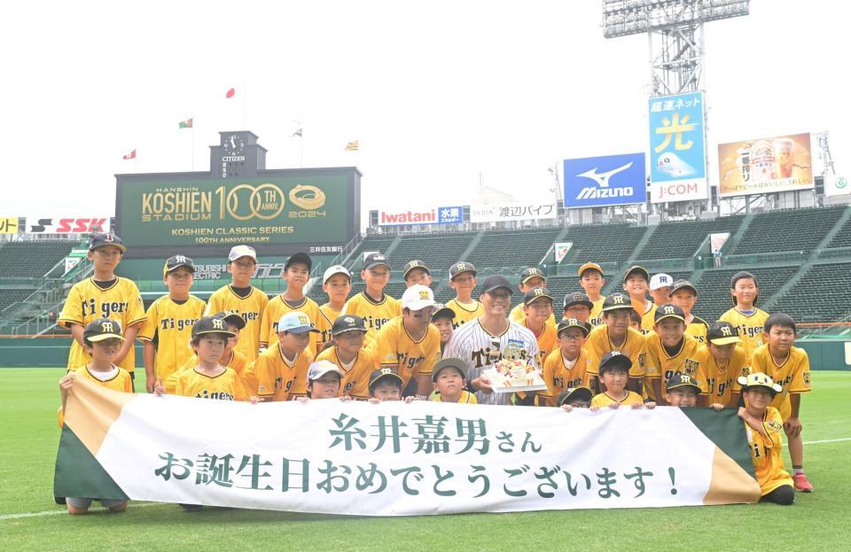 　子どもたちから誕生日を祝われる糸井嘉男氏（撮影・石井剣太郎）