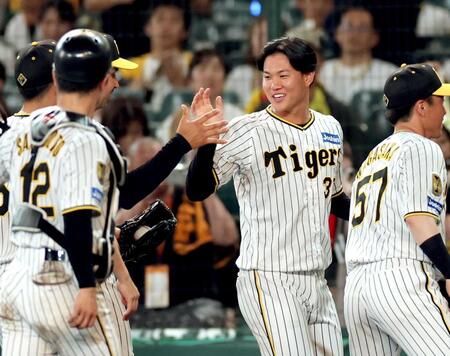 　先発でプロ初勝利を飾った及川は最後を締めたゲラとタッチを交わす