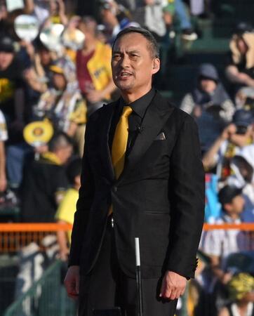 　試合前、スピーチする渡辺謙（撮影・北村雅宏）