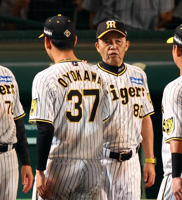 甲子園球場100周年記念野球ボール　岡田監督　近本選手　2個セット 甲子園球場100周年記念野球ボール 岡田監督 近本選手 2個セット 【公式