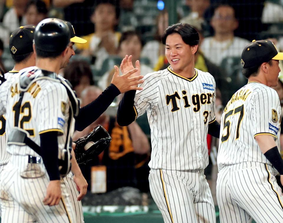 　先発でプロ初勝利を飾った及川は最後を締めたゲラとタッチを交わす