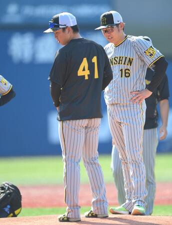 　マウンドを確認する西勇（右）と村上（撮影・伊藤笙子）