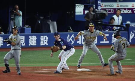 【写真】球場騒然　岡田監督あ然　一気に険しくなる指揮官の表情