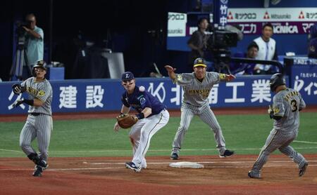 　４回、前川の中飛で大山が二塁ベースを空過して一塁へ戻りダブルプレー（撮影・金田祐二）