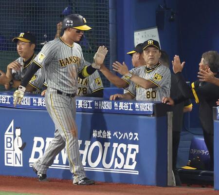 　６回、大山の勝ち越し適時打で生還した森下を迎える岡田監督（撮影・金田祐二）