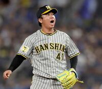 　７回、京田を三振に仕留め、声をあげる村上（撮影・田中太一）