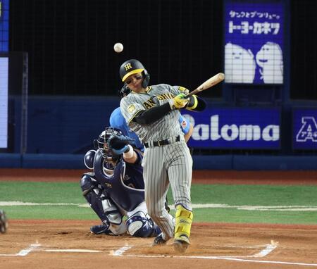 　６回、中前に同点適時打を放つ森下（撮影・金田祐二）