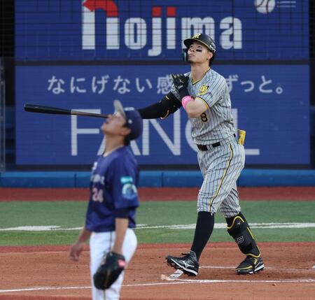 　１回、ソロを放つ佐藤輝（撮影・金田祐二）