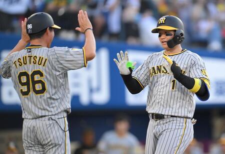 　１回、左越え２ランを放ち、筒井コーチ（左）に迎えられる森下（撮影・伊藤笙子）